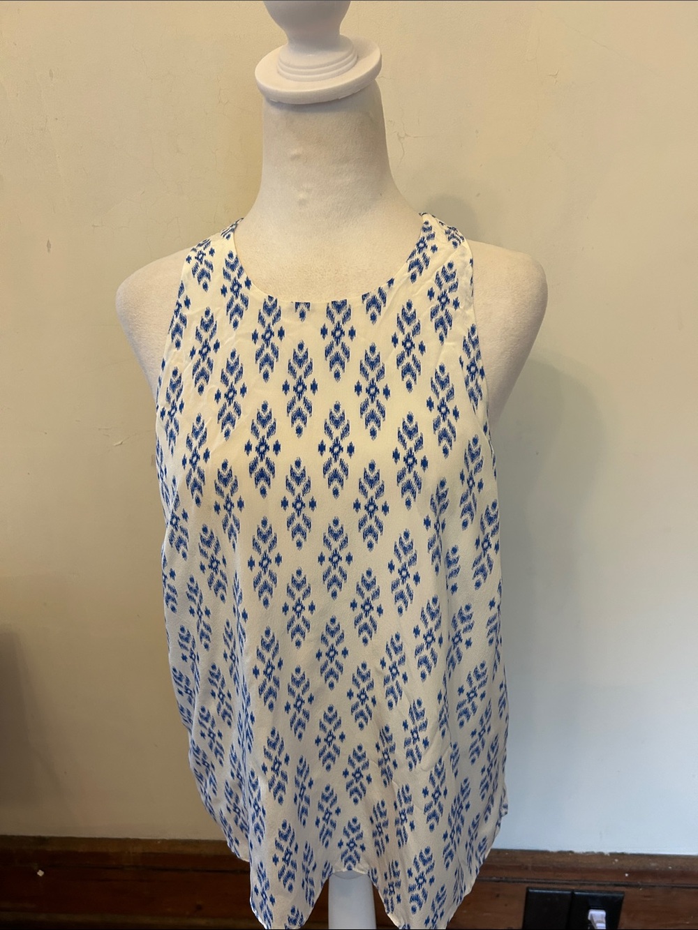 Joie Sleeveless White blouse with Blue Ikat Print Size L EUC